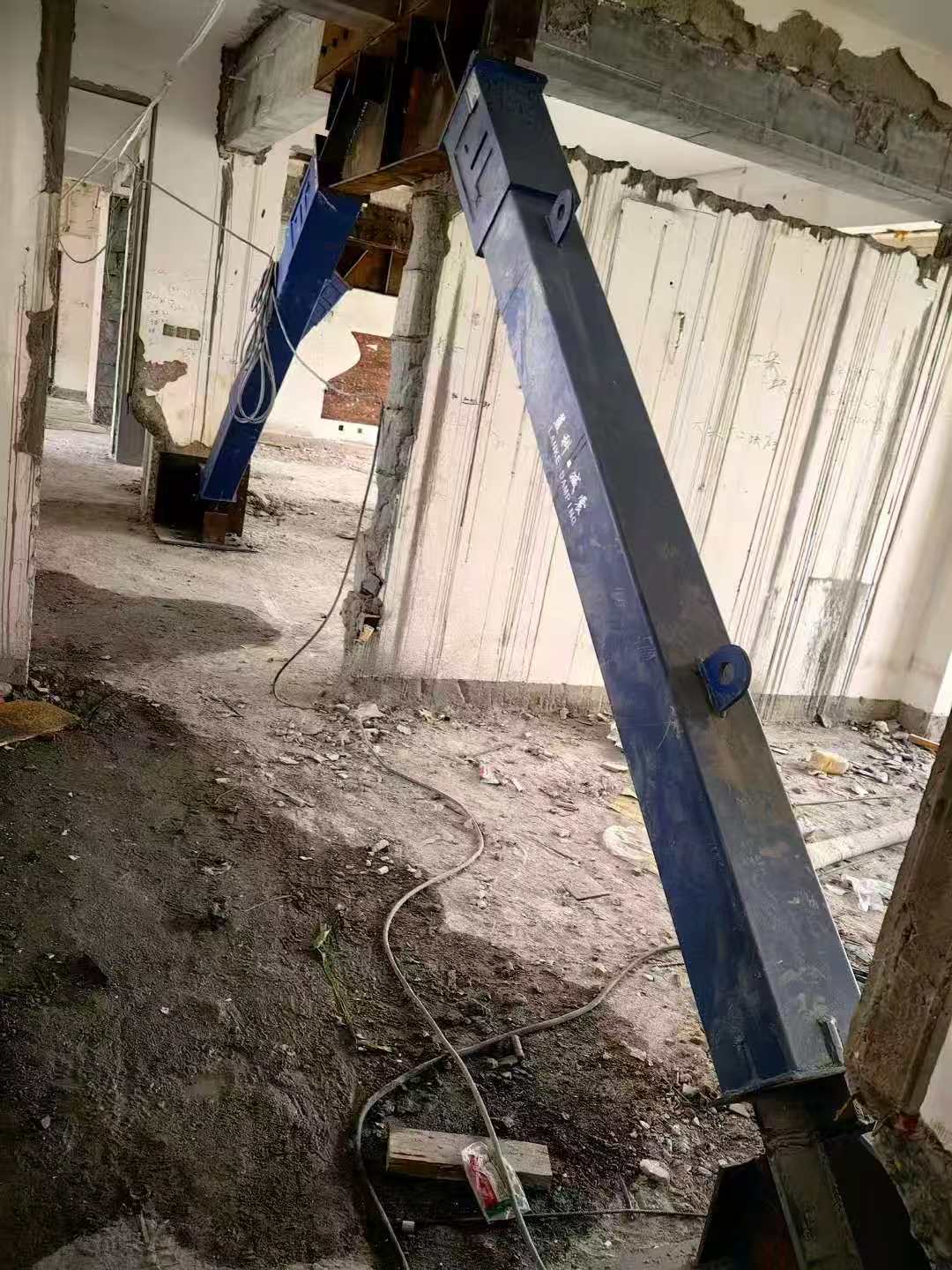 天门柱子粘钢加固施工工艺
